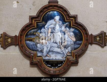 9e Chemin de Croix, Jésus tombe pour la troisième fois, l'église Saint François Xavier à Paris, France Banque D'Images