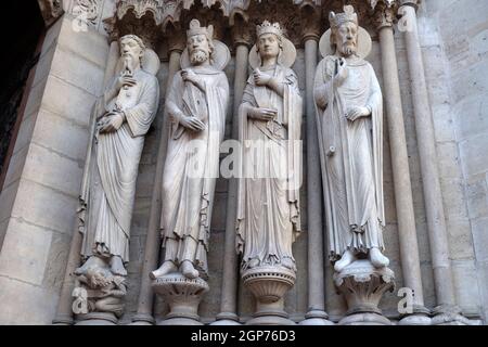 Saint Paul, le roi David, une reine, et un autre roi, portail de sainte Anne, la Cathédrale Notre Dame, Paris, Site du patrimoine mondial de l'UNESCO à Paris, France Banque D'Images