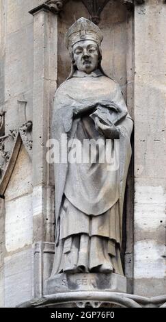 Statue de Saint Cera sur le portail de la Saint Germain l'Auxerrois, église dans Paris, France Banque D'Images