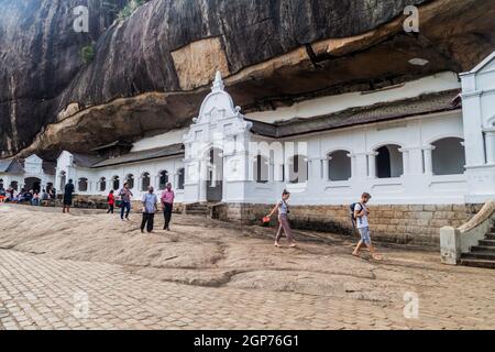 DAMBULLA, SRI LANKA - 20 JUILLET 2016 : touristes et dévotés visitent le temple de la grotte de Dambulla, Sri Lanka Banque D'Images