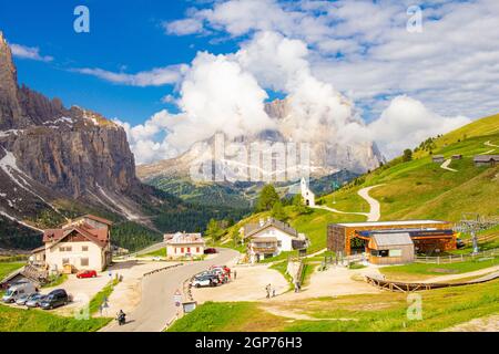 Vue sur Passo Selva di Val Gardena avec Cappella di San Maurizio chapelle blanche, Hôtel et parking avec les montagnes Langkofel en arrière-plan. Dolo Banque D'Images