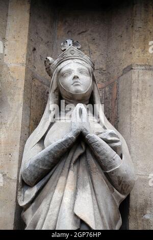 Sainte Radegonde statue sur le portail de la Saint Germain l'Auxerrois, église dans Paris, France Banque D'Images