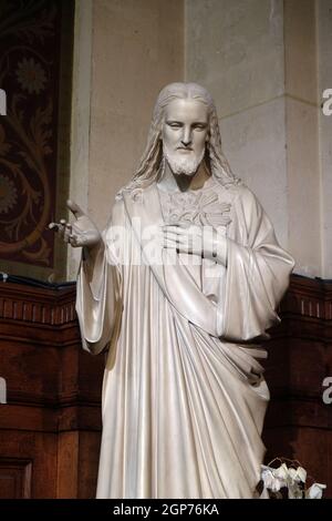 Sacré-Cœur de Jésus, statue en l'église Saint François Xavier à Paris, France Banque D'Images