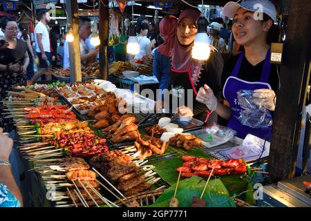 Brochettes avec viande et fruits de mer, fruits de mer, local, marché du week-end de Naka, Phuket, Thaïlande Banque D'Images