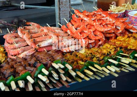 Brochettes avec viande et fruits de mer, fruits de mer, local, marché du week-end de Naka, Phuket, Thaïlande Banque D'Images