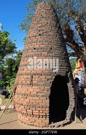 Cuisinière pour feu d'artifice en feu pour honorer les dieux et faire des souhaits, Wat Chalong, temple sur Phuket, Thaïlande Banque D'Images