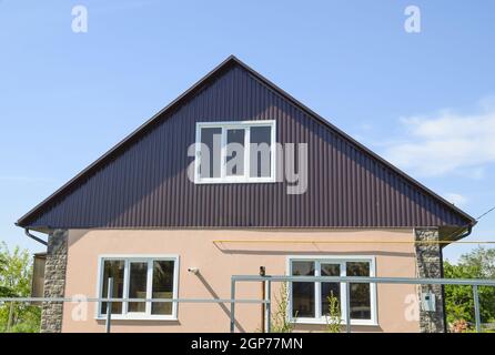 Le toit de tôle ondulée sur les maisons. Les maisons individuelles avec toit en tôle. Banque D'Images