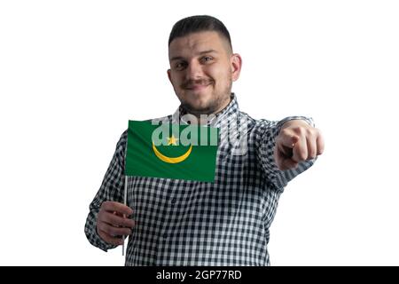 Homme blanc tenant un drapeau de la Mauritanie et pointe en avant devant lui isolé sur un fond blanc. Banque D'Images