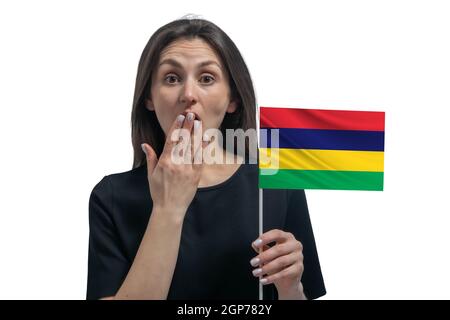 Bonne jeune femme blanche, drapeau de Maurice et couvre sa bouche avec sa main isolée sur un fond blanc. Banque D'Images