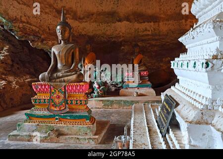 Statues de Bouddha, temple grotte Wat Tham Suwan Khuha, Phang Nga, Thaïlande Banque D'Images