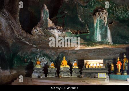 Statues de Bouddha, temple grotte Wat Tham Suwan Khuha, Phang Nga, Thaïlande Banque D'Images