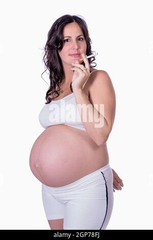 Femme enceinte avec une cigarette dans ses mains Banque D'Images