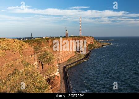 Helgoland, vue sur la falaise avec phare, Mer du Nord, Schleswig-Holstein, Allemagne Banque D'Images