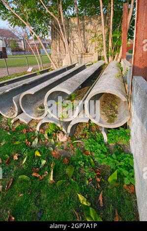 Vue de parties en béton démontées et entreposées de l'ancien mur de Berlin dans le Mémorial du mur de Berlin-Mitte en novembre 2011. Banque D'Images