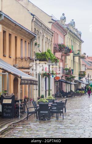 KAUNAS, LITUANIE - 16 AOÛT 2016 : café à la rue Vilniaus gatve à Kaunas, Lituanie Banque D'Images