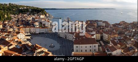 Vue depuis la tour de la cathédrale Saint-Georges sur le port, la vieille ville et la place Tartini, Piran, Istrie, Slovénie Banque D'Images