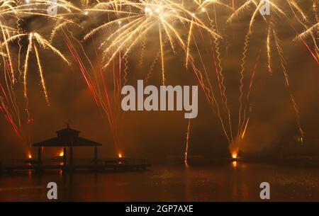 Feux d'artifice au parc Delco. Jetée de pêche et pavillon en avant-plan de feux d'artifice au sol. Delco Park, Kettering, Dayton, Ohio, États-Unis. Banque D'Images