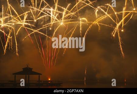 Feux d'artifice au parc Delco. Jetée de pêche et pavillon en avant-plan de feux d'artifice au sol. Delco Park, Kettering, Dayton, Ohio, États-Unis. Banque D'Images