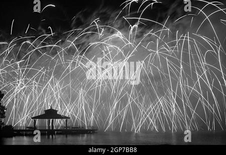 Feux d'artifice au parc Delco. Jetée de pêche et pavillon en avant-plan de feux d'artifice au sol. Converti en noir et blanc. Parc Delco, Ket Banque D'Images