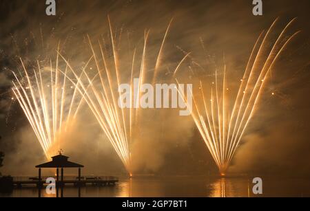 Feux d'artifice au parc Delco. Jetée de pêche et pavillon en avant-plan de feux d'artifice au sol. Delco Park, Kettering, Dayton, Ohio, États-Unis. Banque D'Images