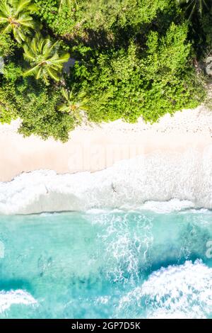 Seychelles Takamaka plage Mahe portrait format vacances paradis océan drone vue photographie aérienne Banque D'Images