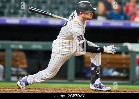 Denver CO, États-Unis. 27 septembre 2021. Le Colorado shortstop Trevor Story (27) obtient un succès pendant le match avec les nationaux de Washington et les Rocheuses du Colorado tenues à Coors Field dans Denver Co. David Seelig/Cal Sport Medi. Crédit : csm/Alay Live News Banque D'Images