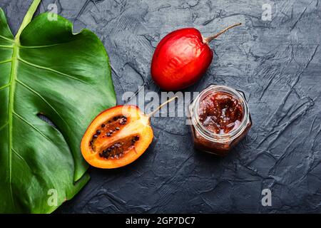 Délicieux confiture de tamarillo exotique dans un pot en verre Banque D'Images