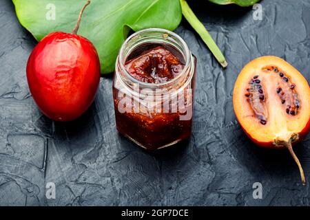 Délicieux confiture de tamarillo exotique dans un pot en verre Banque D'Images