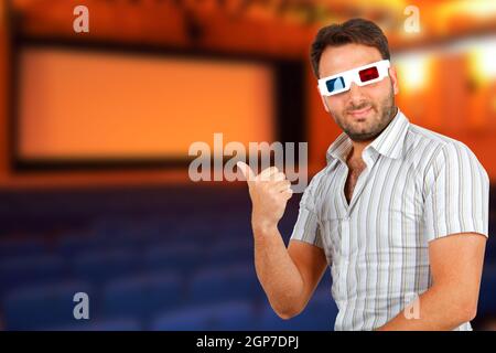 Portrait d'un jeune homme portant des lunettes 3D Banque D'Images