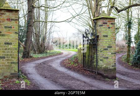 Ancienne porte ouverte du domaine de campagne avec porte antique en fer. Route menant à la propriété, parc, propriété Banque D'Images