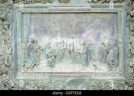 Présentation de Jésus au Temple, détail de la porte centrale de la cathédrale Sainte Marie de l'assomption de Pise, Italie Banque D'Images
