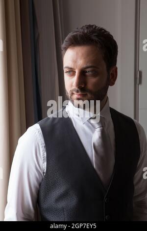 Les jeunes Italiens marié avec barbe, cheveux bruns et yeux verts avant le mariage Banque D'Images