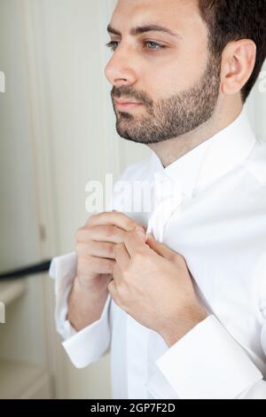 Les jeunes Italiens marié avec barbe, cheveux bruns et yeux verts avant le mariage Banque D'Images