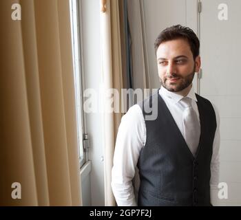 Les jeunes Italiens marié avec barbe, cheveux bruns et yeux verts avant le mariage Banque D'Images