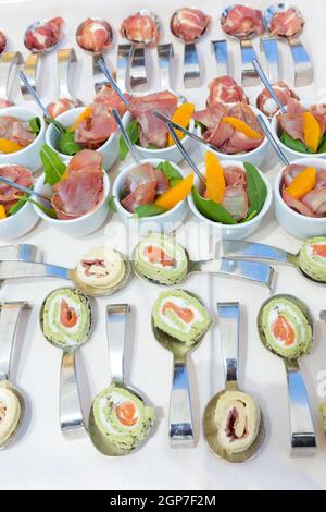 Diverses spécialités Italiennes sur un buffet de mariage. Banque D'Images