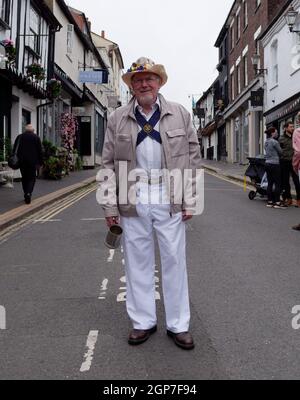 St Albans, Hertfordshire, Angleterre, septembre 21 2021 : danseuse Morris en costume traditionnel tenant un tankard. Banque D'Images