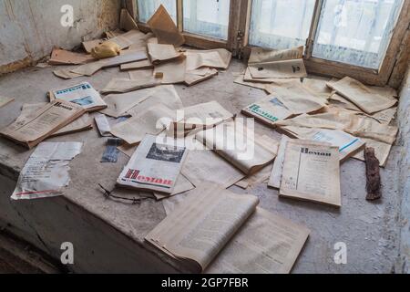 TALLINN, ESTONIE - 23 AOÛT 2016 : livres anciens dans la bibliothèque de l'ancienne forteresse maritime et prison de Patarei à Tallinn, Estonie. Banque D'Images