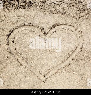 Coeur dessiné dans le sable de plage de Baia Verde près de Gallipoli, Salento, Italie Banque D'Images