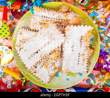 Ou Chiacchiere Cenci, dessert typiquement italien pour le carnaval. Ils sont frits et couvert de sucre en poudre. Banque D'Images