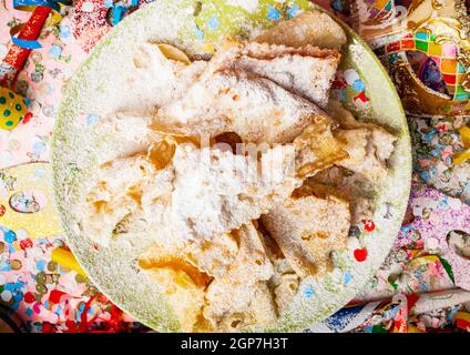 Ou Chiacchiere Cenci, dessert typiquement italien pour le carnaval. Ils sont frits et couvert de sucre en poudre. Banque D'Images