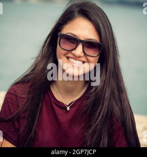 Portrait d'un adolescent aux cheveux brun avec des lunettes. Banque D'Images