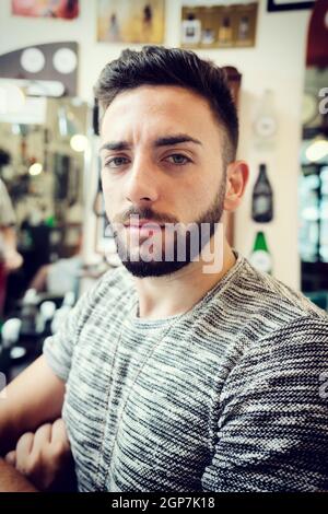 Potrait de jeune homme après le rasage de la barbe dans un ancien style de coiffure. Banque D'Images