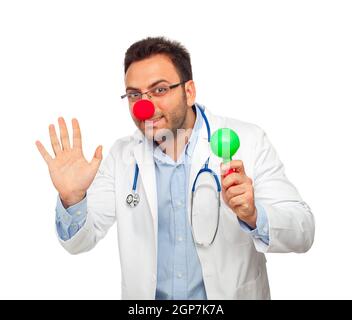 Patch Adams concept avec jeune médecin isolé sur fond blanc Banque D'Images