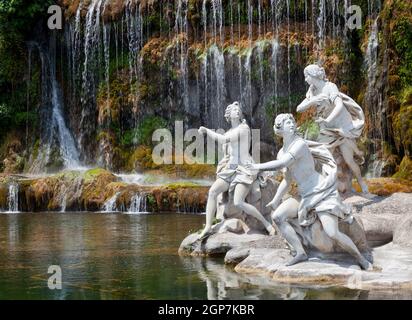 Fontaine de Diane et Actéon et La Grande Waterfal. Statues mythologiques de nymphes dans le jardin Palais Royal de Caserta. Banque D'Images