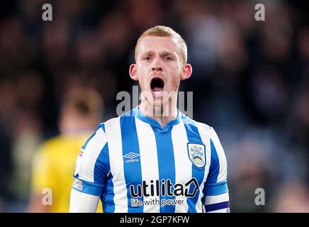 Lewis O'Brien, de la ville de Huddersfield, réagit après le coup de sifflet final lors du match du championnat Sky Bet au stade John Smith, Huddersfield. Date de la photo: Mardi 28 septembre 2021. Banque D'Images