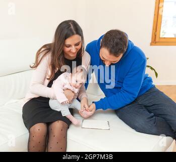 Empreinte d'un nouveau-né avec maman et papa. Banque D'Images