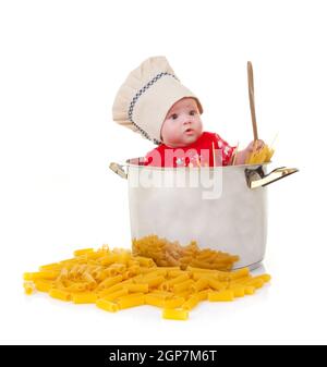 Mignon bébé chef dans un énorme pot avec des pâtes sur fond blanc. Banque D'Images