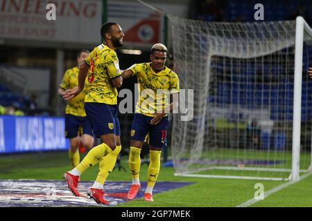 Cardiff, Royaume-Uni. 28 septembre 2021. Matt Phillips, de West Bromwich Albion (10), fête avec ses coéquipiers après qu'il a mis ses équipes au 4e but. EFL Skybet Championship Match, Cardiff City v West Bromwich Albion au Cardiff City Stadium de Cardiff, pays de Galles, le mardi 28 septembre 2021. Cette image ne peut être utilisée qu'à des fins éditoriales. Utilisation éditoriale uniquement, licence requise pour une utilisation commerciale. Aucune utilisation dans les Paris, les jeux ou les publications d'un seul club/ligue/joueur. photo par Andrew Orchard/Andrew Orchard sports Photography/Alamy Live News crédit: Andrew Orchard sports Photography/Alamy Live News Banque D'Images