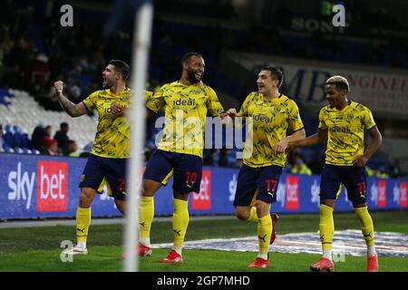 Cardiff, Royaume-Uni. 28 septembre 2021. Matt Phillips, de West Bromwich Albion (10), fête avec ses coéquipiers après qu'il a mis ses équipes au 4e but. EFL Skybet Championship Match, Cardiff City v West Bromwich Albion au Cardiff City Stadium de Cardiff, pays de Galles, le mardi 28 septembre 2021. Cette image ne peut être utilisée qu'à des fins éditoriales. Utilisation éditoriale uniquement, licence requise pour une utilisation commerciale. Aucune utilisation dans les Paris, les jeux ou les publications d'un seul club/ligue/joueur. photo par Andrew Orchard/Andrew Orchard sports Photography/Alamy Live News crédit: Andrew Orchard sports Photography/Alamy Live News Banque D'Images