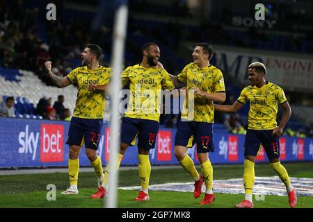 Cardiff, Royaume-Uni. 28 septembre 2021. Matt Phillips, de West Bromwich Albion (10), fête avec ses coéquipiers après qu'il a mis ses équipes au 4e but. EFL Skybet Championship Match, Cardiff City v West Bromwich Albion au Cardiff City Stadium de Cardiff, pays de Galles, le mardi 28 septembre 2021. Cette image ne peut être utilisée qu'à des fins éditoriales. Utilisation éditoriale uniquement, licence requise pour une utilisation commerciale. Aucune utilisation dans les Paris, les jeux ou les publications d'un seul club/ligue/joueur. photo par Andrew Orchard/Andrew Orchard sports Photography/Alamy Live News crédit: Andrew Orchard sports Photography/Alamy Live News Banque D'Images